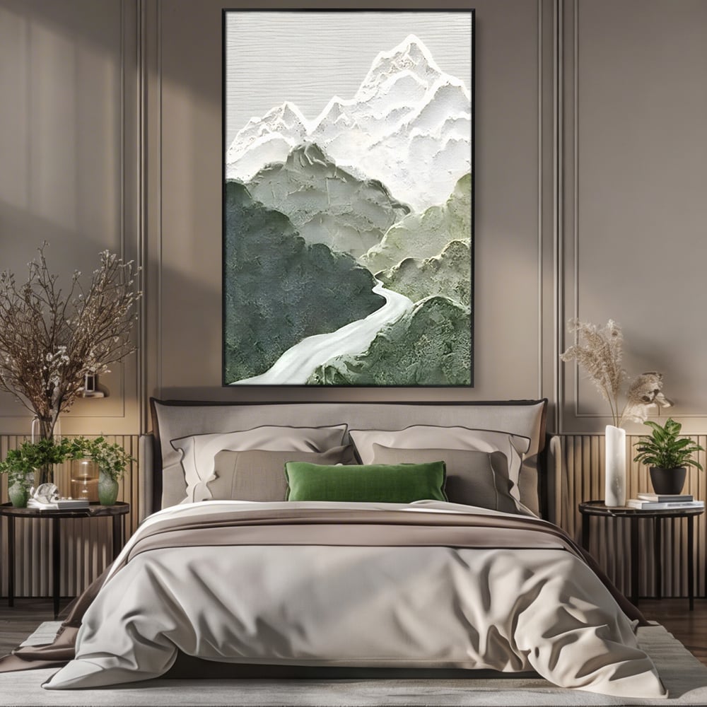 Tablou canvas cu tablou canvas cu munti in relief, in rama de aluminiu negru, pe perete intr-un dormitor